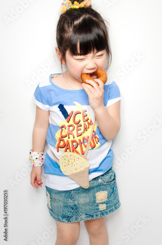 ドーナツ食べる女の子