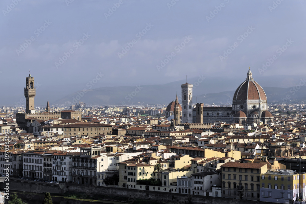 Fototapeta premium Stadtpanorama mit Dom Santa Maria del Fiore, Ausblick vom Monte alle Croci, Florenz, Toscana, Italien, Europa