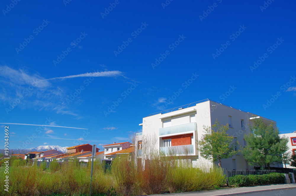 Lotissement et bâtiment moderne et récent dans la nature Lotissement et bâtiment moderne et récent dans la nature