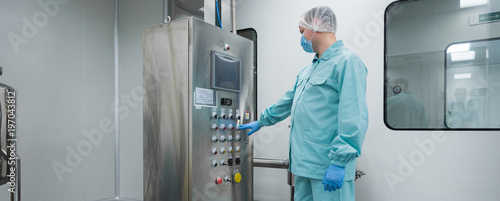 Photos Pharmaceutical factory man worker in protective clothing working with control pa