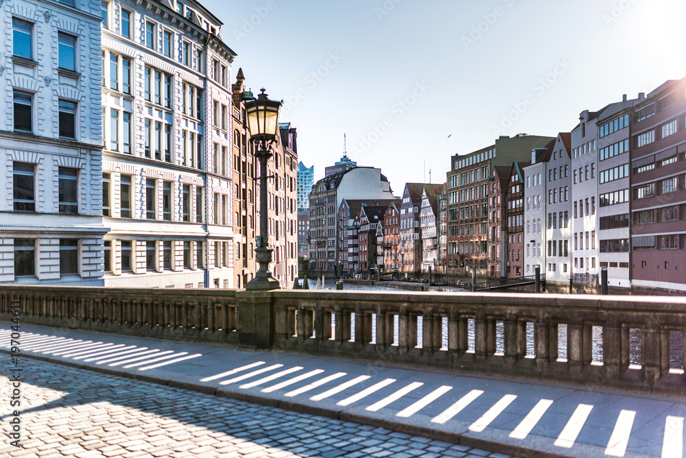 Obraz premium historic buildings on both sides of Nikolaifleet canal in Hamburg, Germany on a sunny day