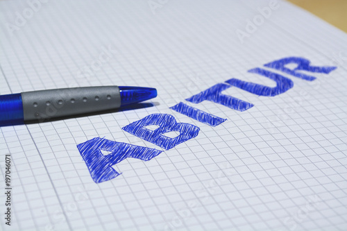 Stift auf Papier mit dem Wort Abitur