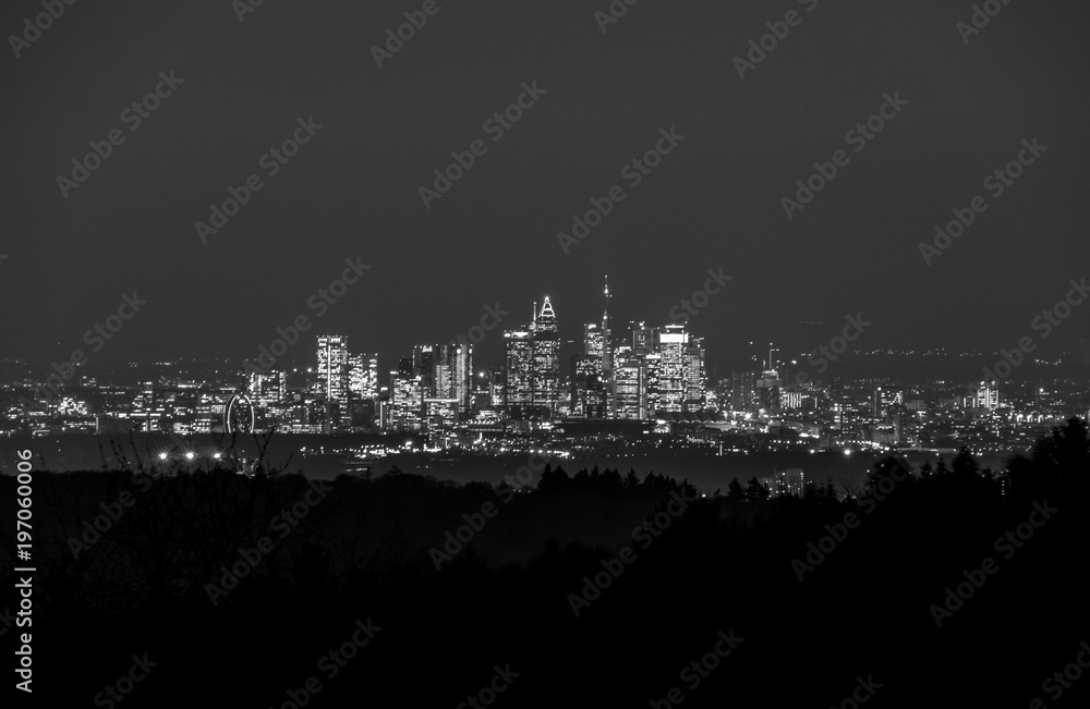 Skyline Frankfurt hinter den Taunuswäldern, schwarzweiß Skyline Frankfurt hinter den Taunuswäldern, schwarzweiß