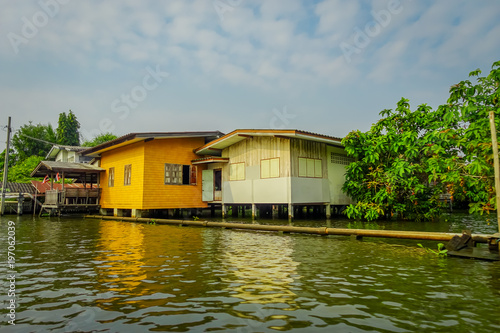 Outdoor view of gorgeous floating wooden house with a pipeline on the Chao Phraya river. Thailand, Bangkok © Fotos 593