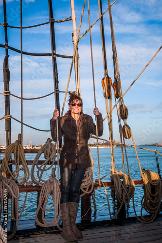 Femme sur la frégate de Port Saint-Louis-du-Rhône photo