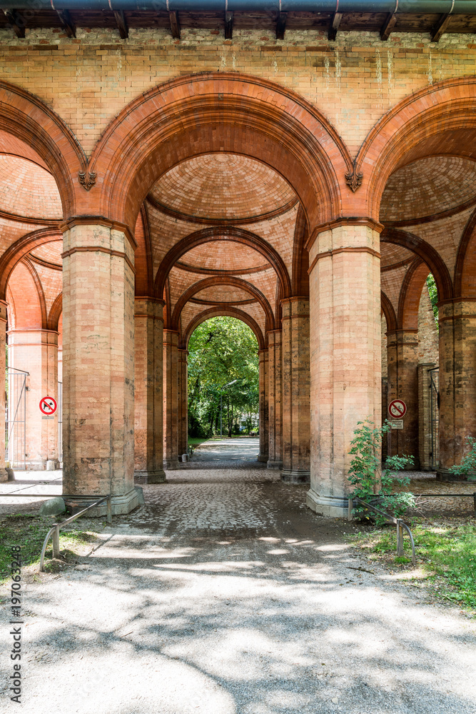 Bogengang im alten Südfriedhof München, mittlerweile eine Parkanlage