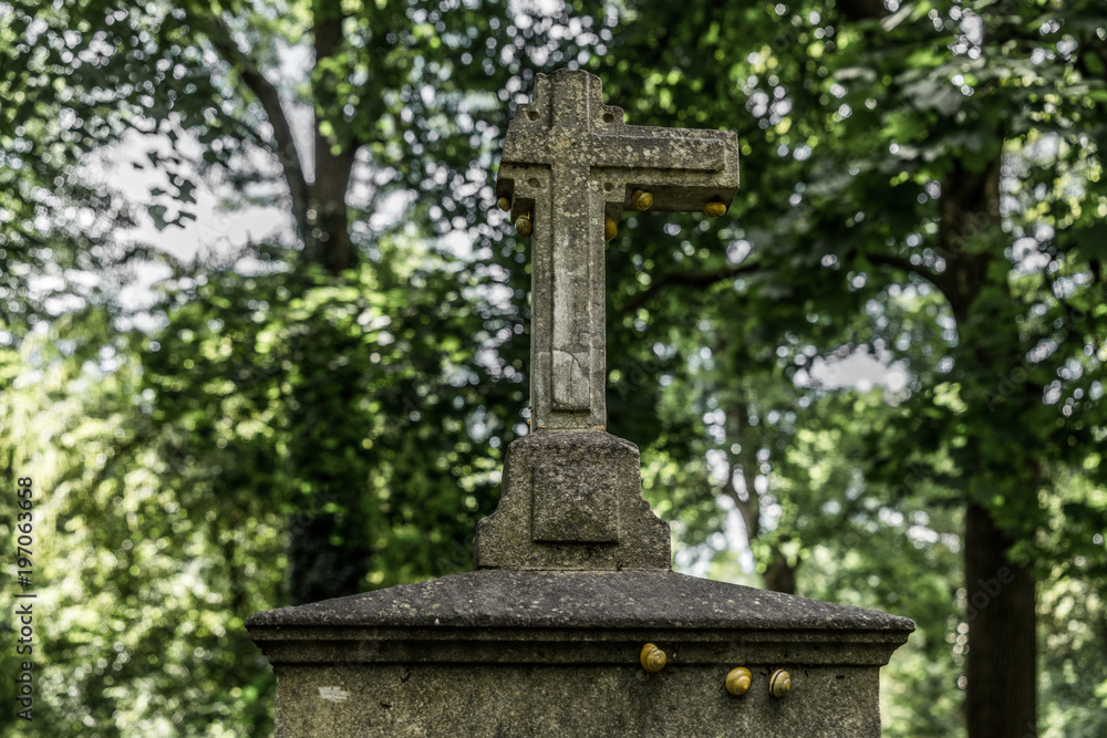 Gebrochenes Grabkreuz in einem alten verlassenen Friedhof Gebrochenes Grabkreuz in einem alten verlassenen Friedhof
