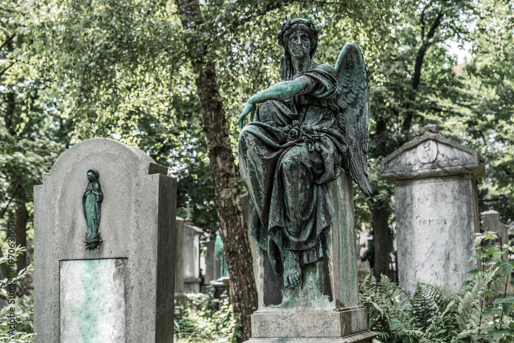 Fototapeta premium Engelsstatue auf einen altem Friedhof