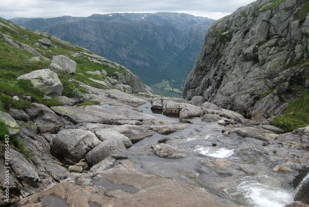Norwegia Południowa, góra Kjerag - górska rzeka