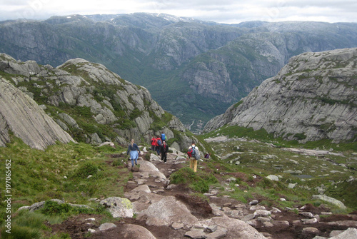 Norwegia Południowa, góra Kjerag - wspinający się turyści