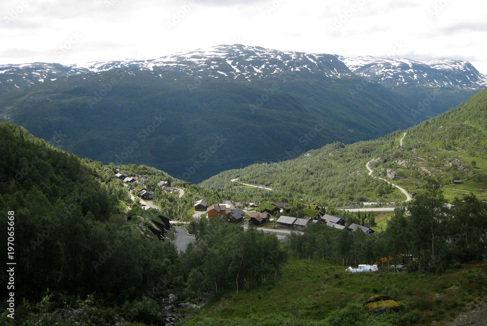 Norwegia - wioska wśród gór w dolinie w okolicach Roldal