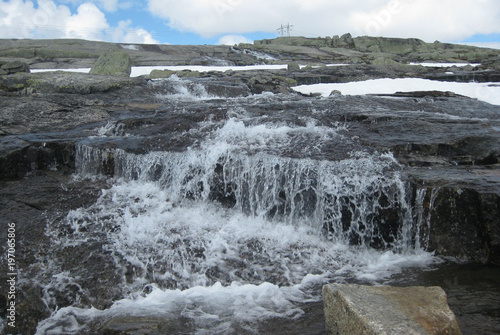 Norwegia  - wodospad przy s  ynnm szlaku Rallarvegen  droga kolejowa  na p  askowy  u Hardangervidda