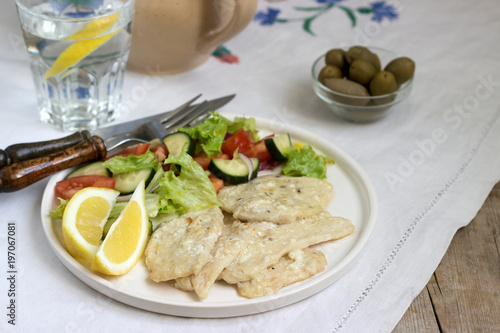 Chicken breast with cream of milk and lemon, served with a salad of fresh vegetables.