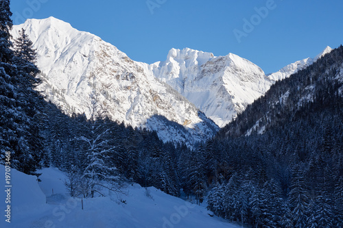 Sonnige Gipfel und Schatten im Tal - Blick ins winterliche Oytal bei Oberstdorf © Michael Fritzen