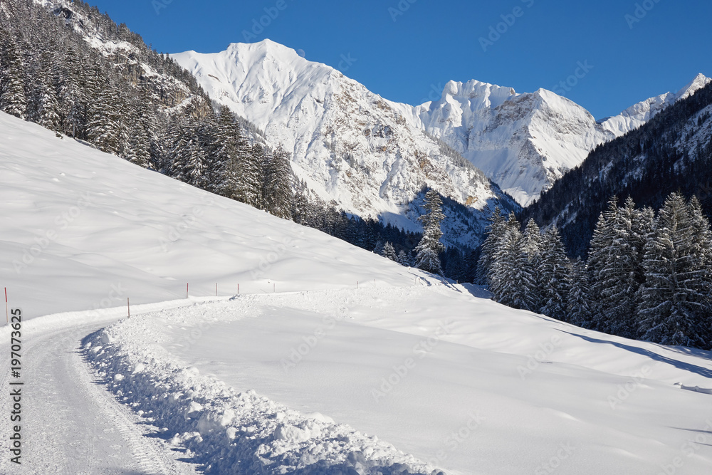 Sonnige Gipfel und Schatten im Tal - Blick ins winterliche Oytal bei Oberstdorf