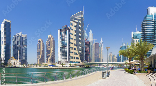 Dubai - The promenade of Marina and the mosque.