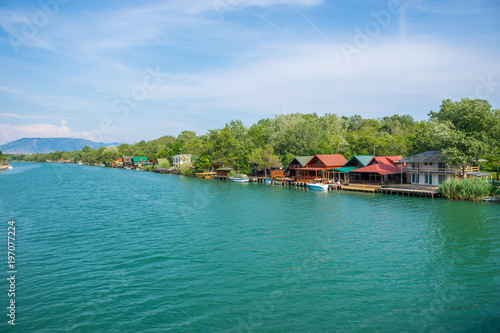 Floating restaurants invite tourists to eat tasty seafood dishes.