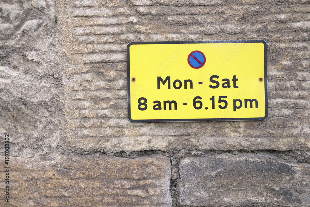 Obraz premium No parking sign mon to fri during day daytime on stone brick wall