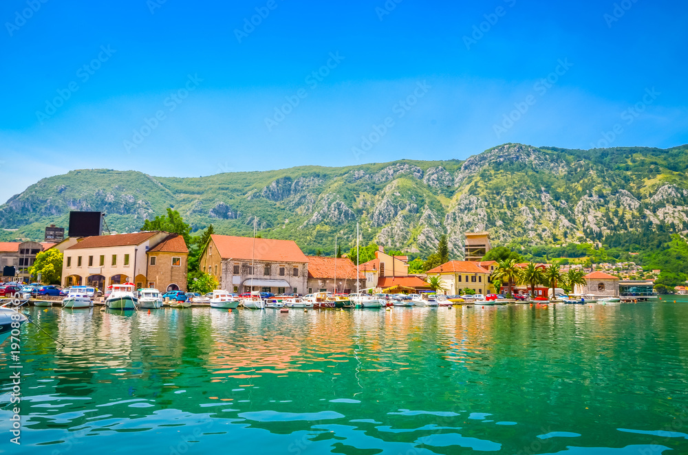 Naklejka premium Port w starym mieście Kotor, Czarnogóra.