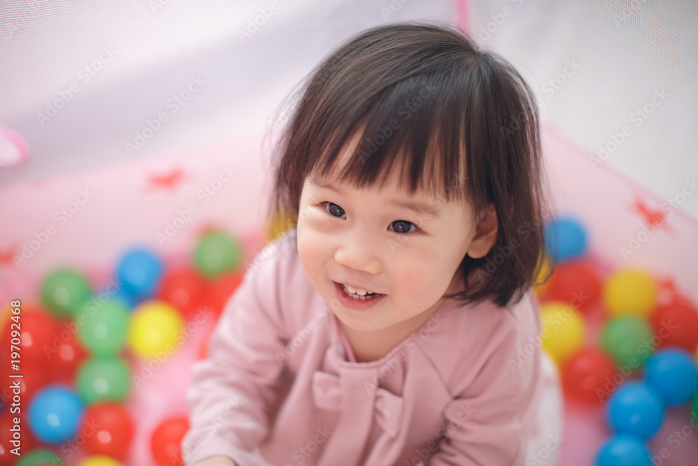 Obraz premium baby girl play tent and ocean ball at home