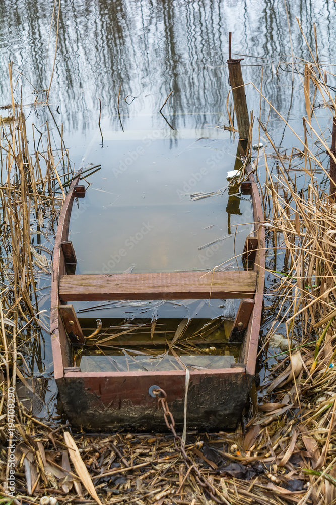 Naklejka premium old abandoned and submerged boat
