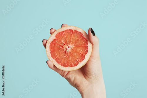 Foto Vitamin C brown ampule for injection with fresh juicy orange fruit slides on white table