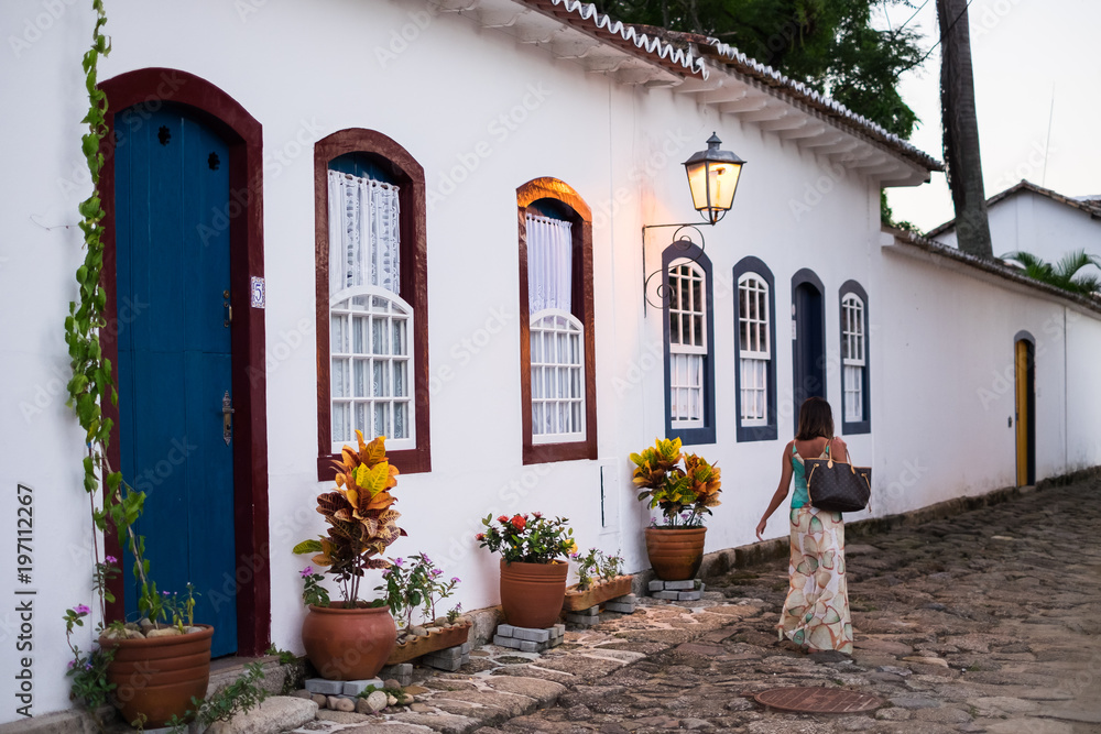 Fototapeta premium Dziewczyna z historycznych ulic Paraty, Rio de Janeiro, Brazylia