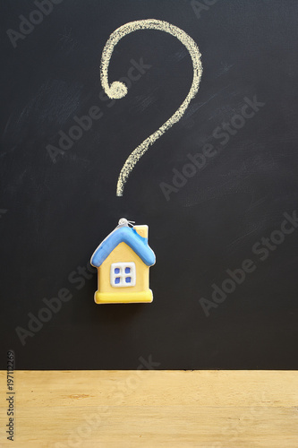 miniature model house and question mark © Alrandir