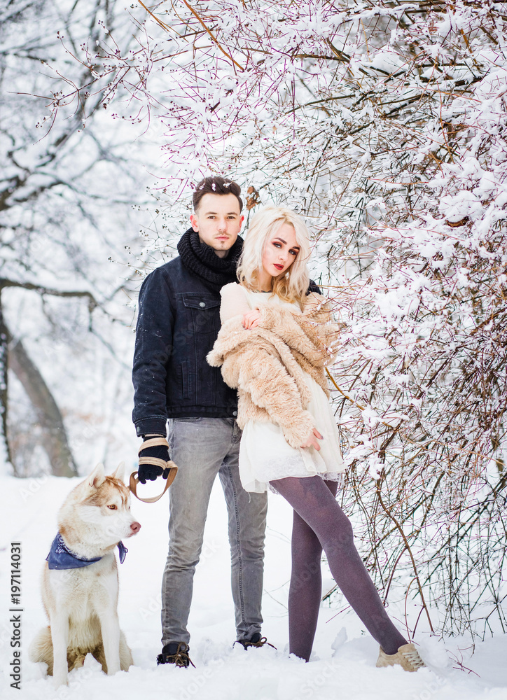 Obraz premium A charming couple stands near a bush