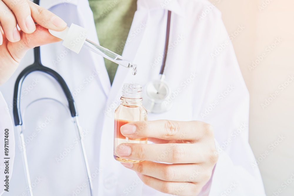 Scientists study the mixing of substances extracted from nature. Used to treat and nourish the body. The concept of using organic substances from nature. Scientists study the mixing of substances extracted from nature. Used to treat and nourish the body. The concept of using organic substances from nature.