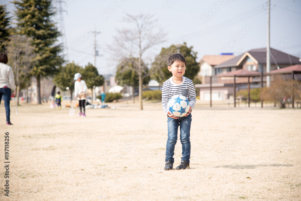 公園でサッカーをする子供 公園でサッカーをする子供