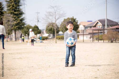公園でサッカーをする子供 © tatsushi