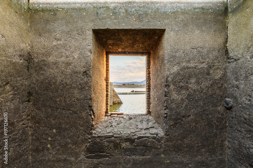 Fototapeta krajobraz przez okno kilku ruin