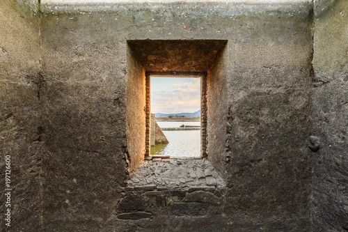 Fototapeta krajobraz przez okno kilku ruin