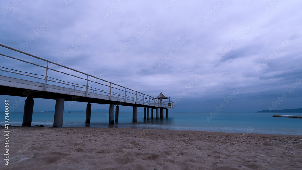 夕方の曇りのフサキビーチ