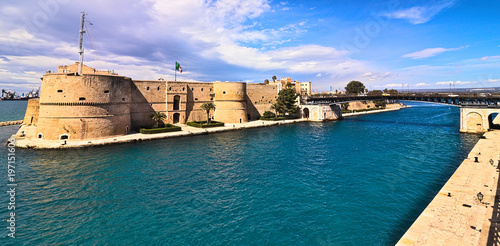 Cuadro en lienzo Taranto old castle on sea channel and revolving bridge