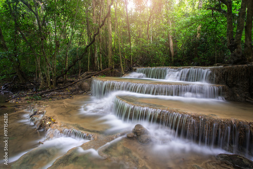 Huay Mae Kamin Siklawa, piękna siklawa w tropikalnym lesie deszczowym przy Kanchanaburi prowincją, Tajlandia