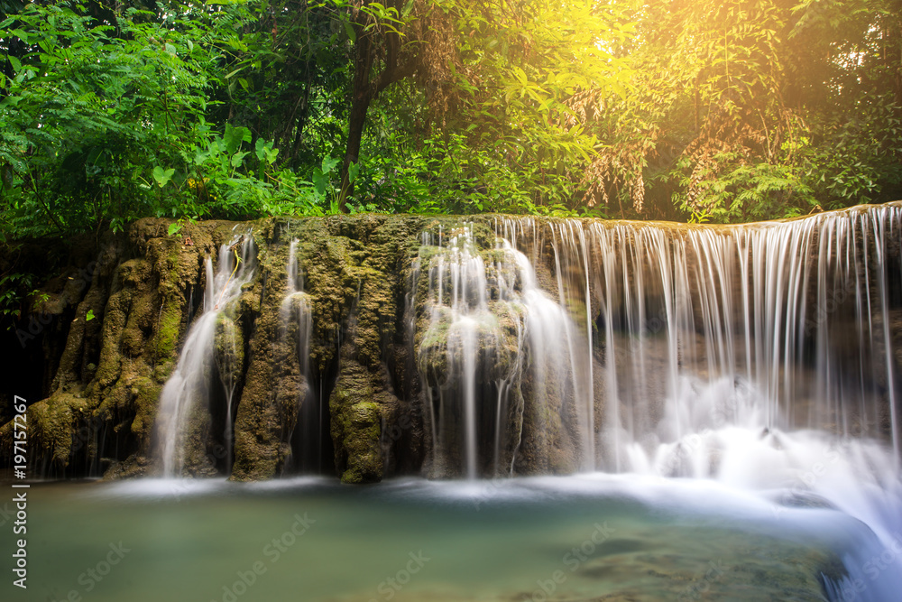 Obraz premium Huay Mae Kamin Waterfall, beautiful waterfall in rainforest at Kanchanaburi province, Thailand