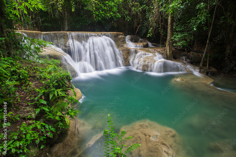 Obraz premium Huay Mae Kamin Waterfall, beautiful waterfall in rainforest at Kanchanaburi province, Thailand