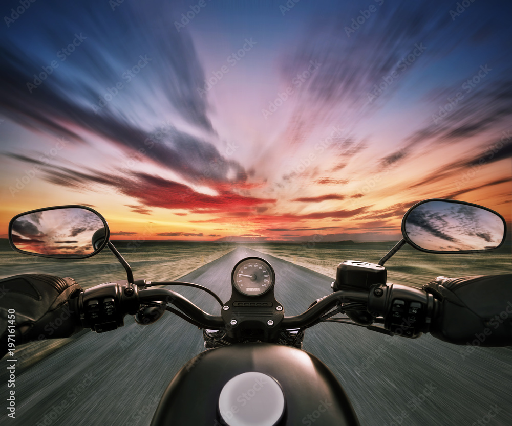 Fototapeta premium POV motocyklisty trzymającego kierownicę