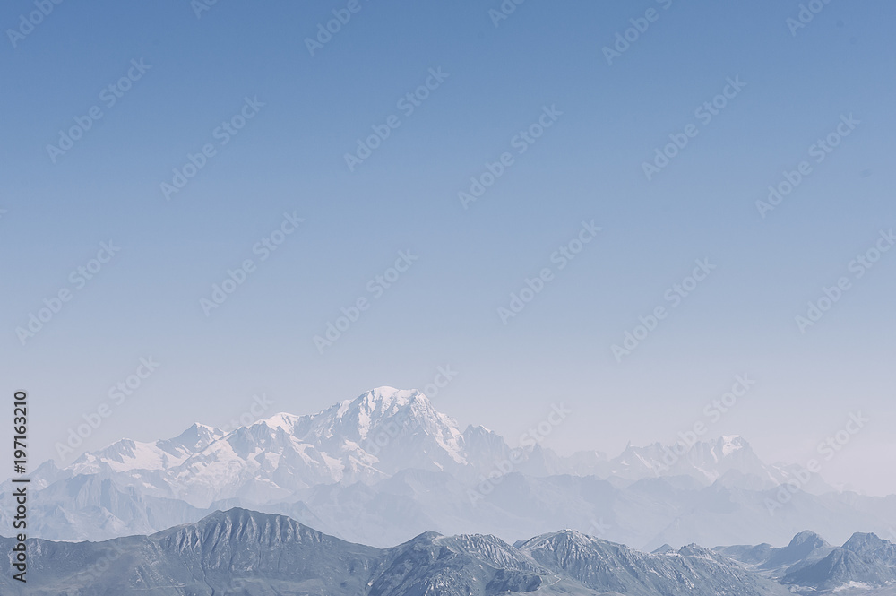 Paysage enneigé, sommet des Alpes