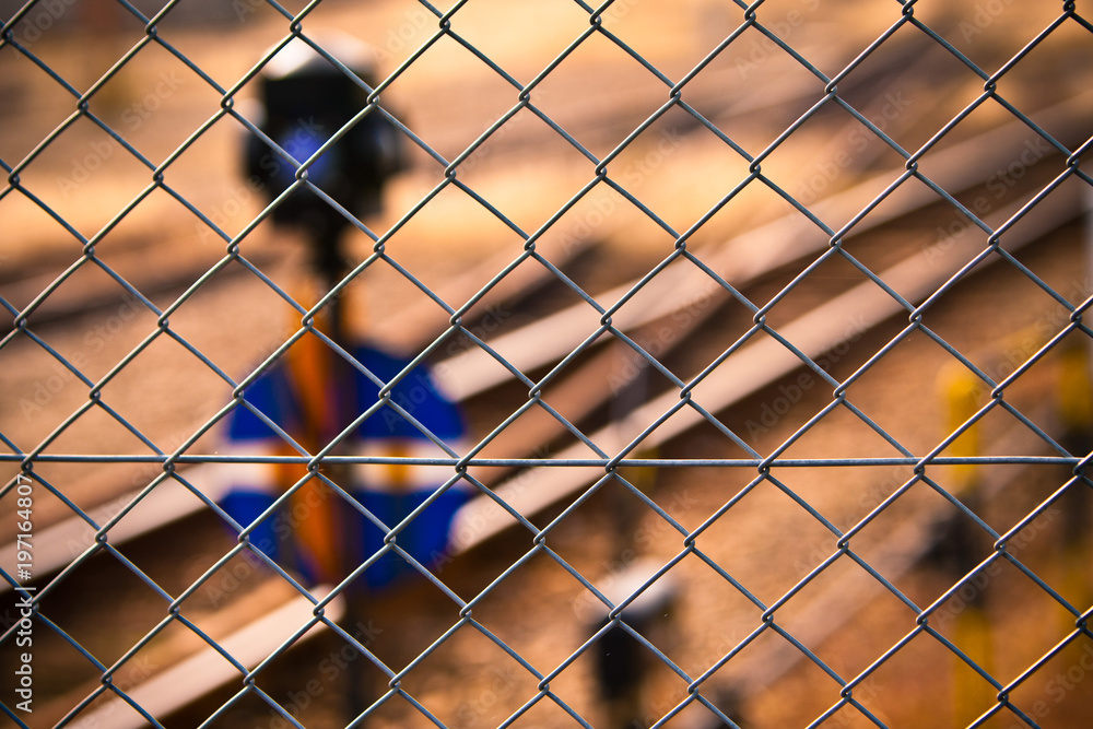 Fototapeta premium Tory kolejowe i sygnalizacja świetlna