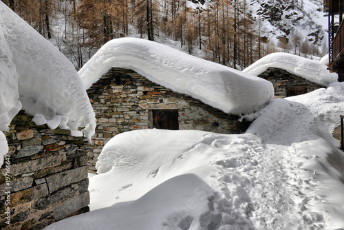 Roof of a chalet cowred with snow