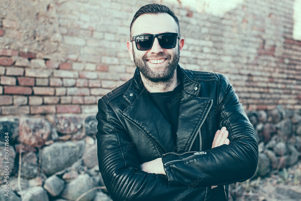 Obraz premium Portrait of men with sunglasses dressed in a leather jacket