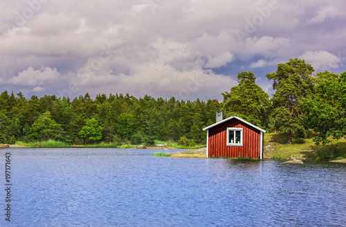 Rotes Schwedenhaus am See © by-studio