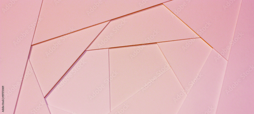 Fototapeta premium Streszczenie tło geometryczne w jasnych pastelowych kolorach z arkuszy grubego blado różowego papieru, tektury.
