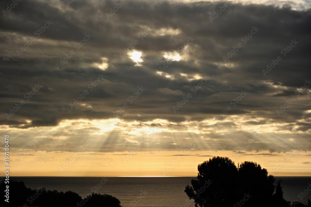 Fototapeta premium nubes y sol