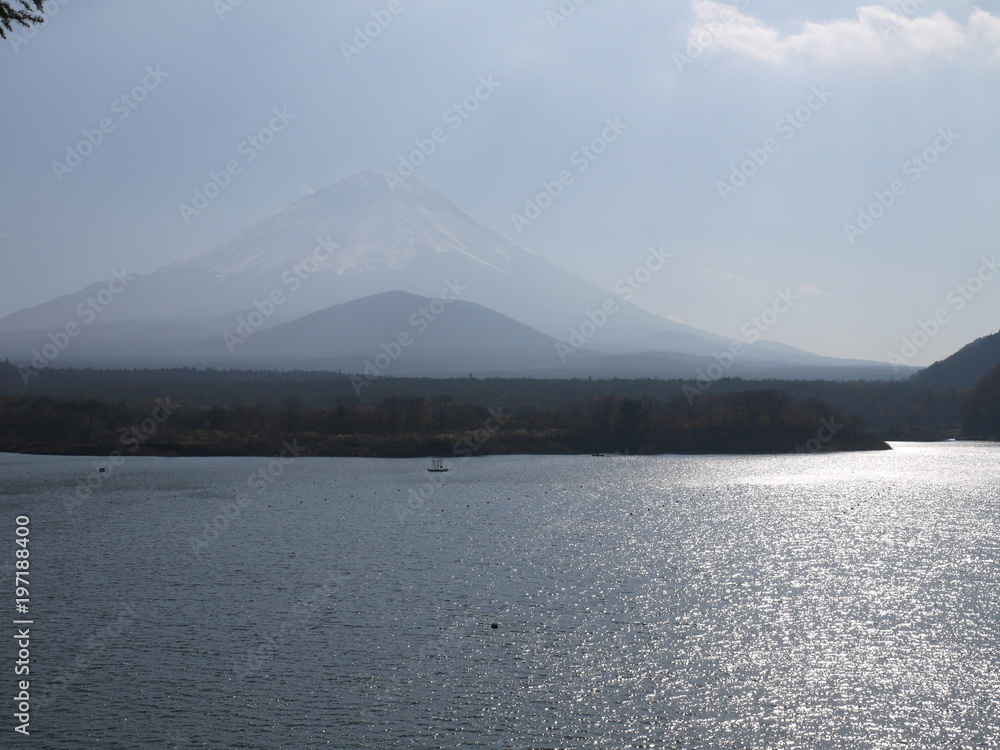 本栖湖　富士山。山梨　日本。11月中旬。