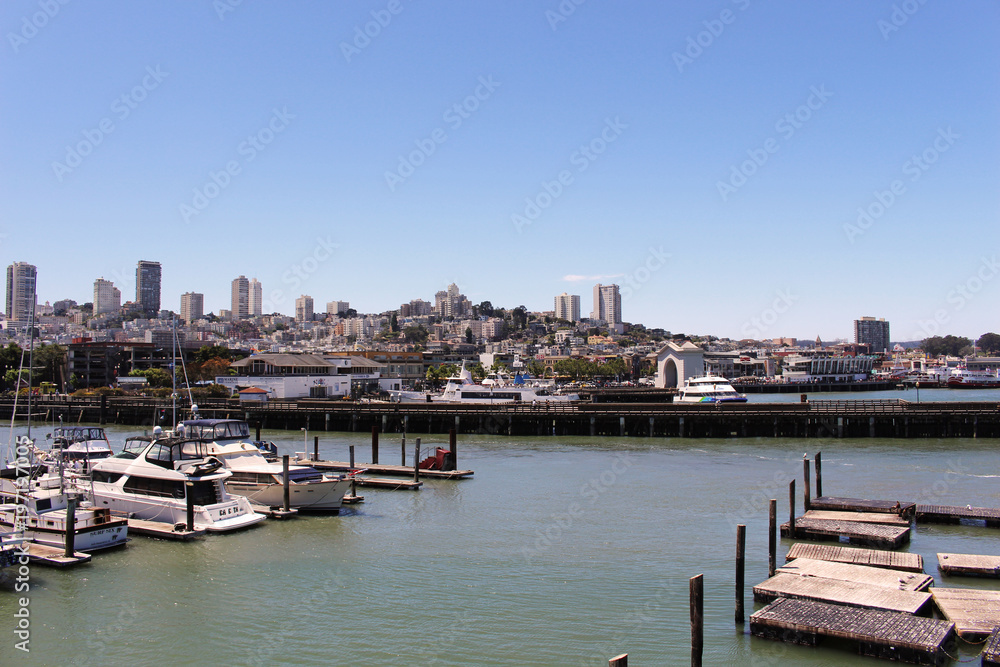 Hafen von San Francisco mit Sicht auf die Stadt