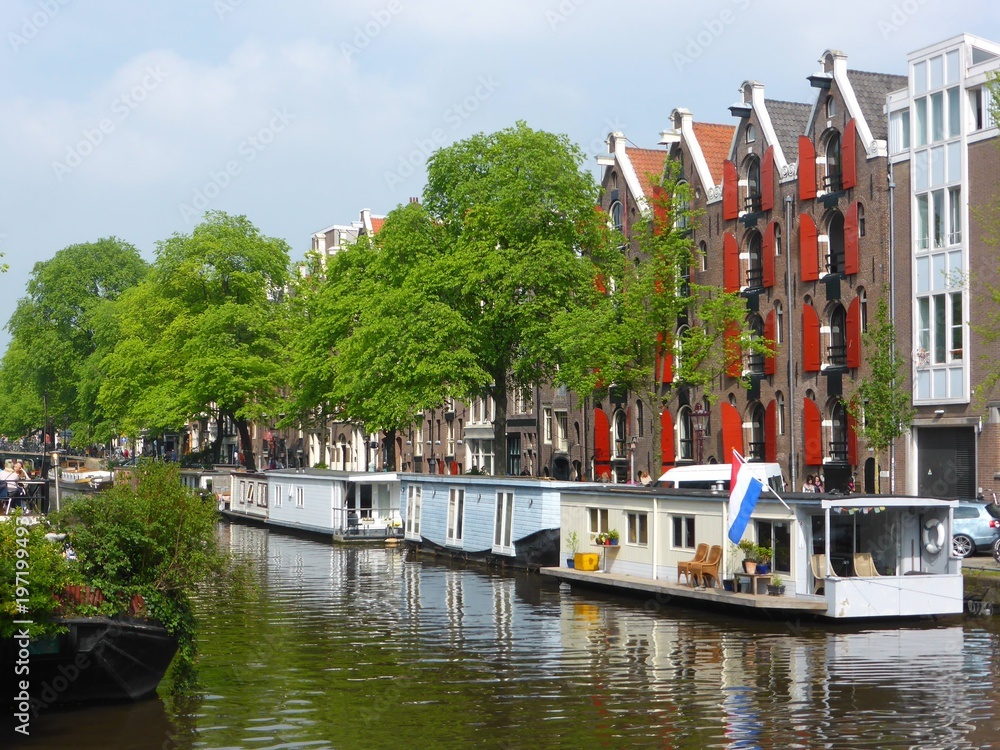 Maisons flottantes sur un canal d'Amsterdam (Pays-Bas)